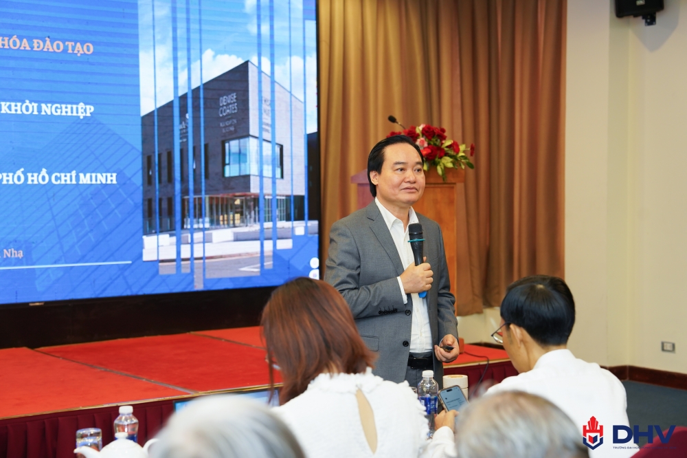 Giáo sư Tiến sĩ Phùng Xuân Nhạ phát biểu tại buổi lễ bế giảng