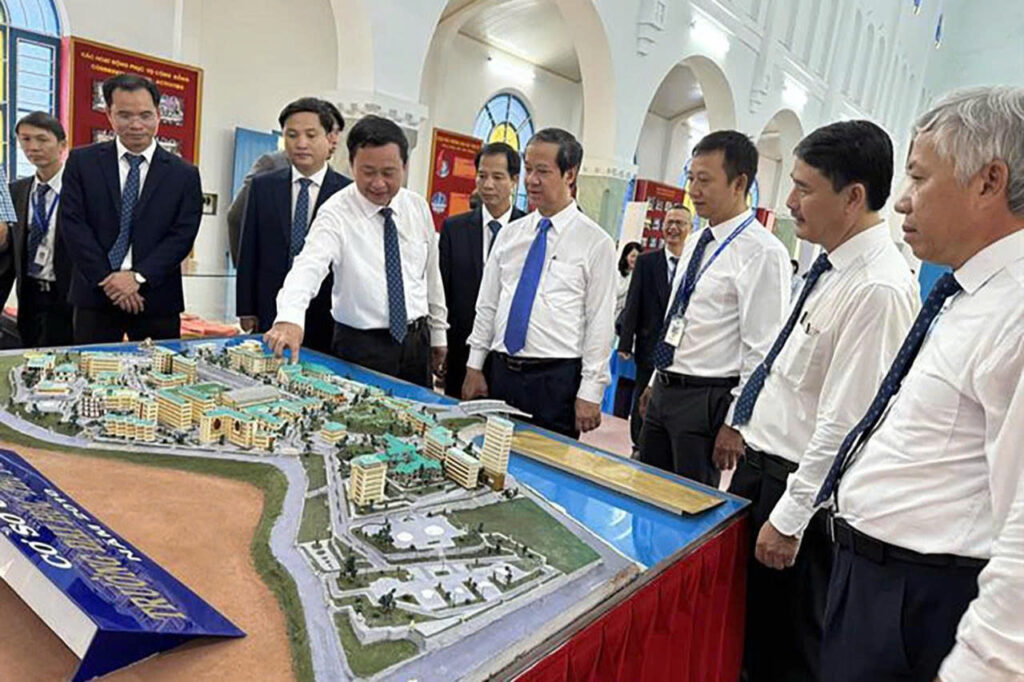 Bộ trưởng Bộ GD&ĐT Nguyễn Kim Sơn (thứ tư từ phải qua) thăm Trường Đại học Nha Trang. (Nguồn: MOET)