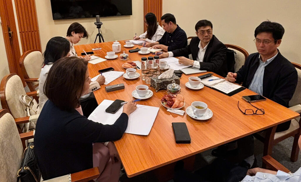 PGS.TS. Nguyễn Xuân Thành (phía bên phải) – Hiệu trưởng Trường Bồi dưỡng Cán bộ Giáo dục Hà Nội chia sẻ ý kiến 