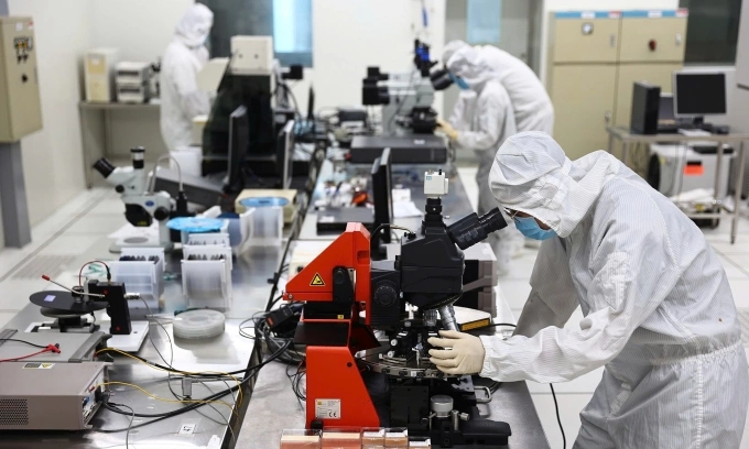 Các nhà nghiên cứu đang kiểm tra các linh kiện bán dẫn tại Khu Công nghệ cao Thành phố Hồ Chí Minh, Việt Nam. Ảnh: VnExpress/Quynh Tran