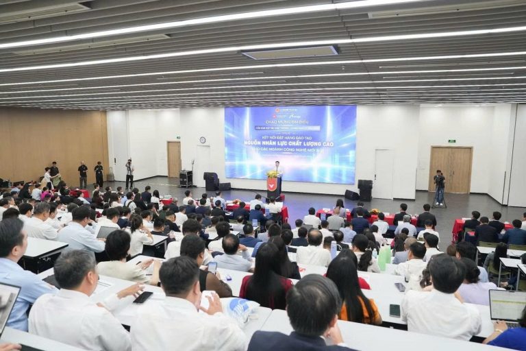 Thứ trưởng Bộ GD&ĐT: Nhà trường, doanh nghiệp cần xây dựng cách tiếp cận đào tạo dựa vào nền tảng AI